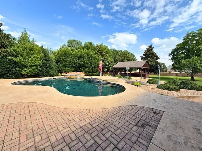Building Photo - 1205 Golden Gate Dr