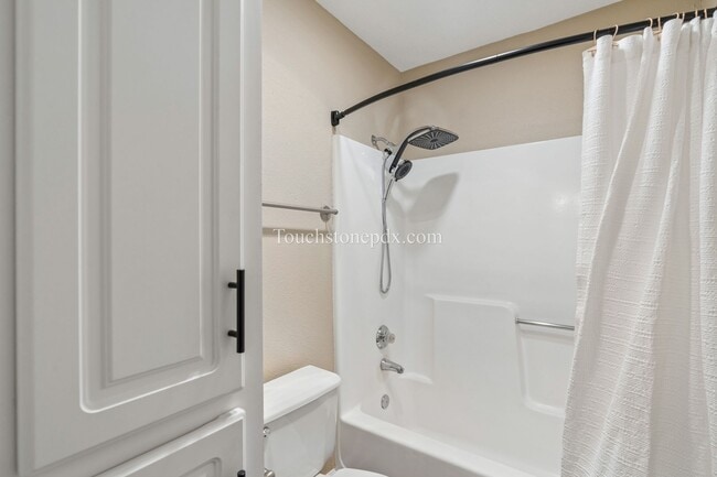 Building Photo - Light Filled Clackamas Condo with Covered Balcony and Community Amenities