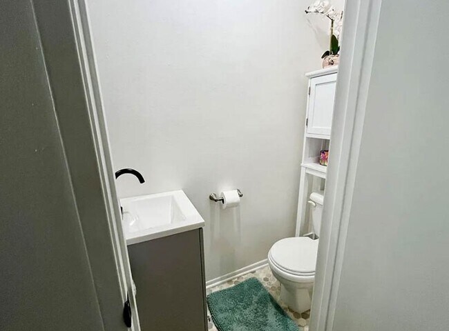 Building Photo - 5829 Bowcroft St