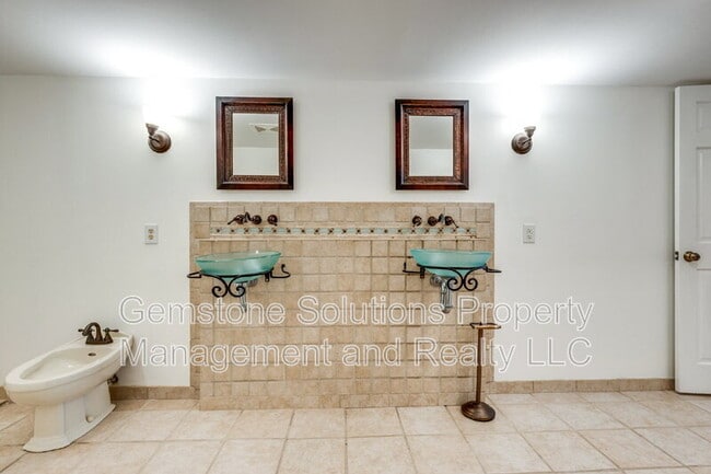 Building Photo - 502 32nd Ave S