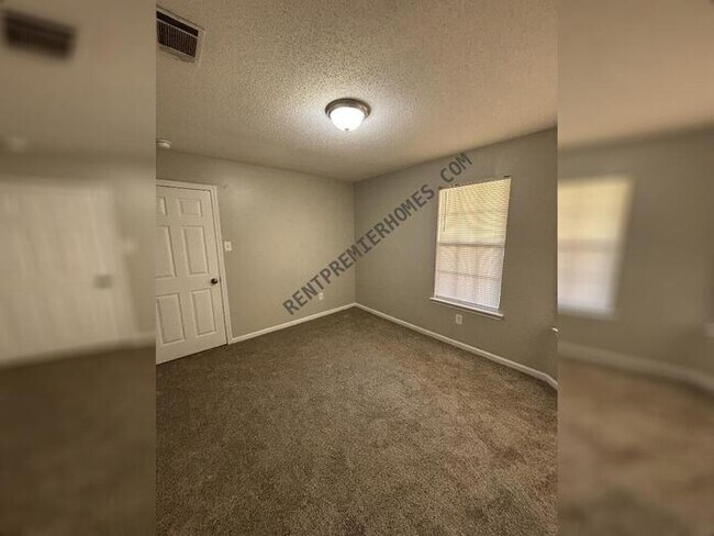 Building Photo - 103 White Wing Way