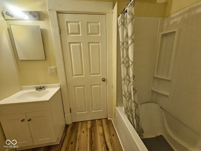 Building Photo - 1310 E 5th St