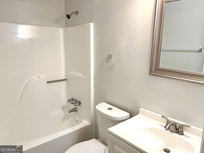 Building Photo - 86 Church St