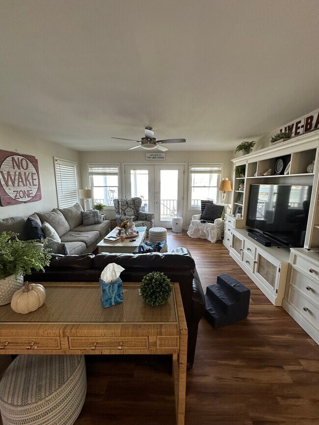 Livingroom - 5311 N Point Dr