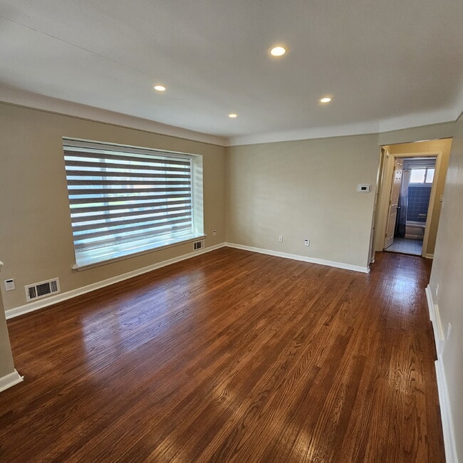 Building Photo - Updated 3 Bedroom w/ Granite, updated cabinets + Stainless Appliances in Kitchen – 1.5 Bath, Semi...