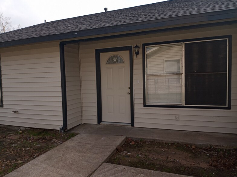 Primary Photo - 9814 Thorn St