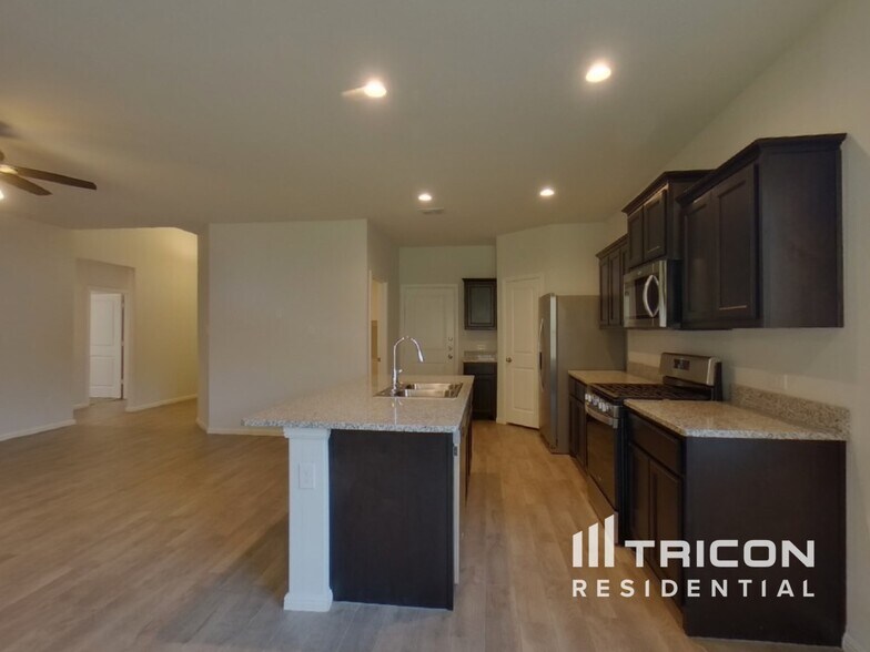 Building Photo - 2404 Sunset Beach Ct