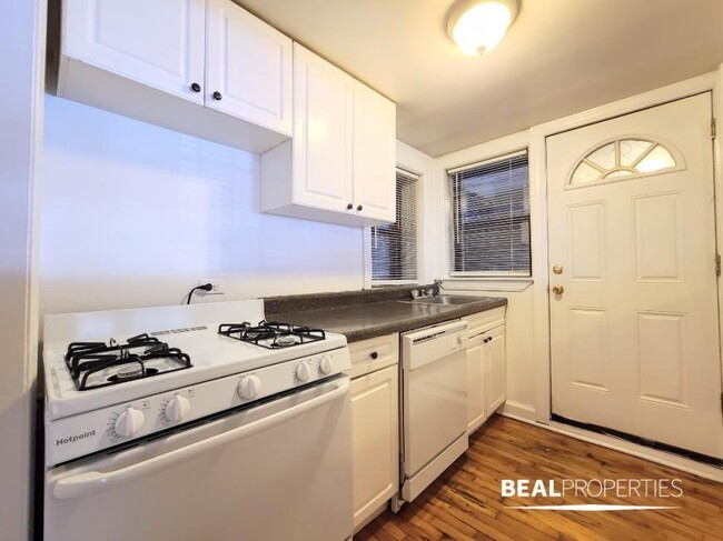 Building Photo - 1 bedroom in CHICAGO IL 60657