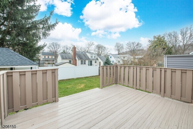 Building Photo - 326 Victor St