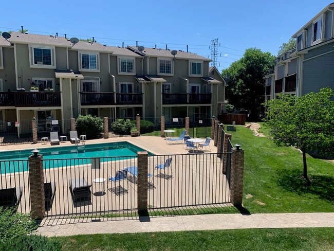 Building Photo - Cozy 2-bed townhome w/ laundry and communi...