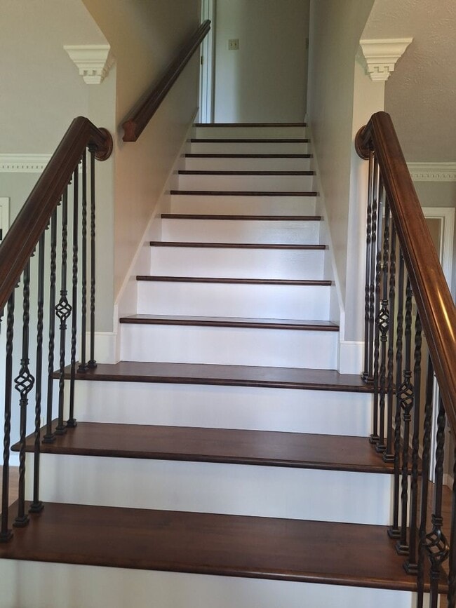 Building Photo - 4bd/3 bath located in desirable neighbor i...