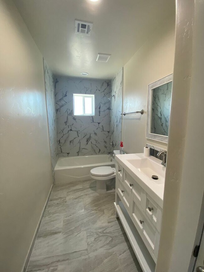 Building Photo - Gorgeous 2 Bedroom/1 Bathroom Home