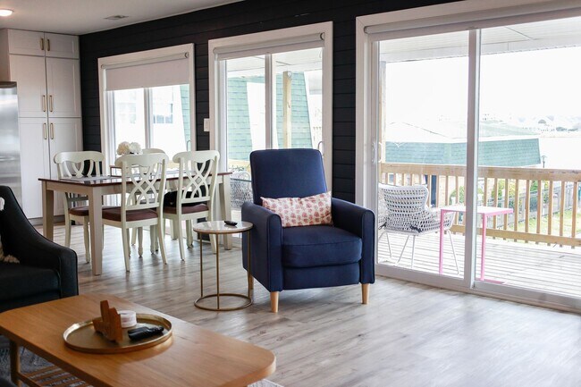 Building Photo - Pretty Lake Furnished Unit 2/1.5 Views! Vi...