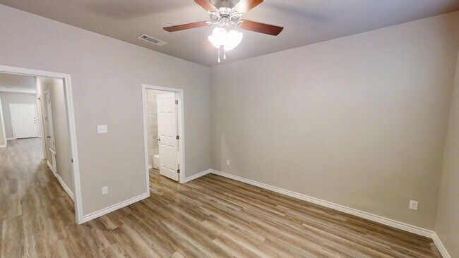 Building Photo - 2107 Wildewood Dr