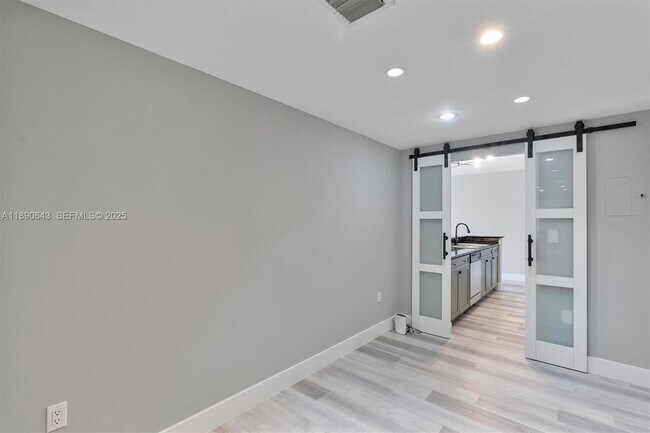 Building Photo - 10350 W Bay Harbor Dr