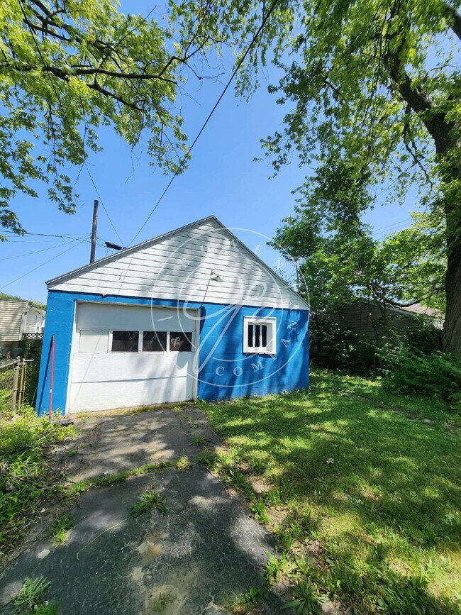 Building Photo - 2 Bedroom | 1 Bathroom | Fenced Yard | Detached Garage