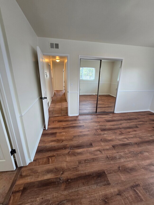 Building Photo - 449 Thumbelina Dr