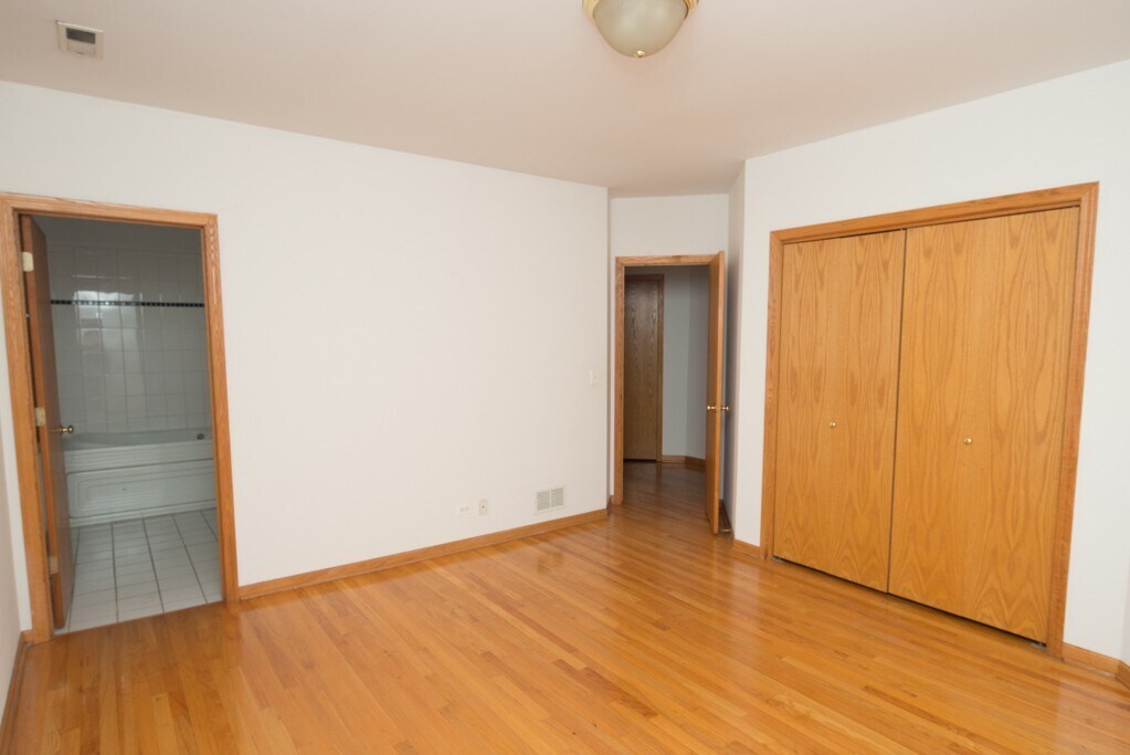 Building Photo - 2247 W Diversey Ave