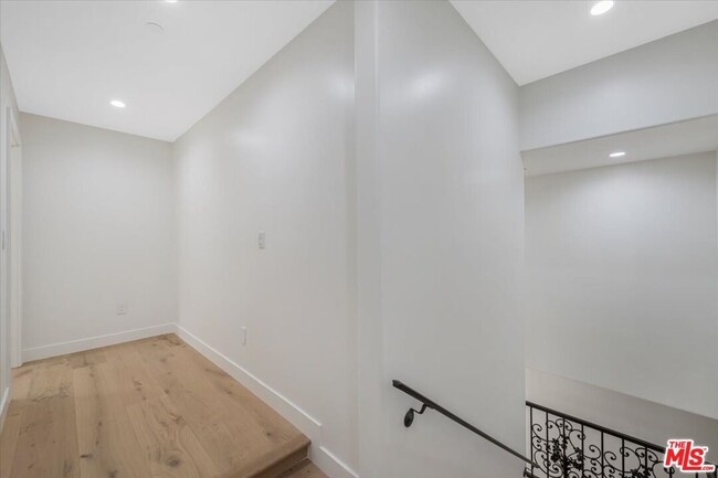 Building Photo - 1928 Montecito Dr