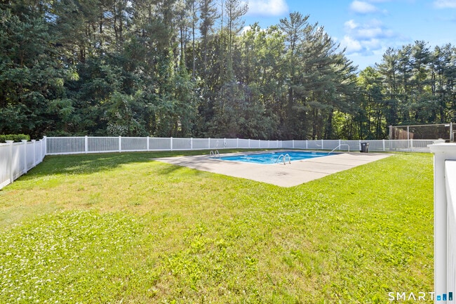 Building Photo - 135 Fairway Dr