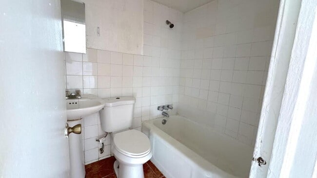 Building Photo - 305 Taylor Ave