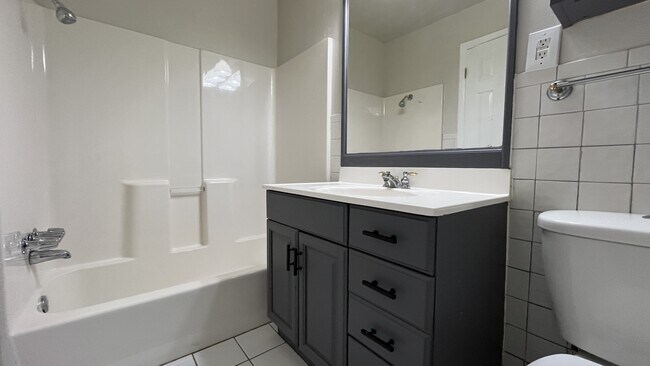 Building Photo - 2153 Huntleigh Dr