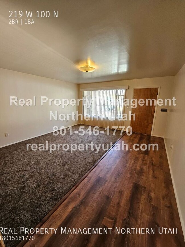 Building Photo - 2 Bedroom 1 Bath Upstairs Apartment in Bri...