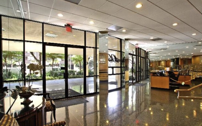 Front of Lobby - 100 S Doheny Dr