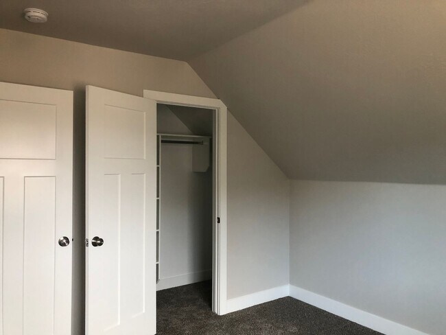 Building Photo - 4 Bedroom 2.5 Bathroom Townhome