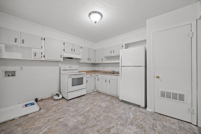 Building Photo - 110 Moore Rd