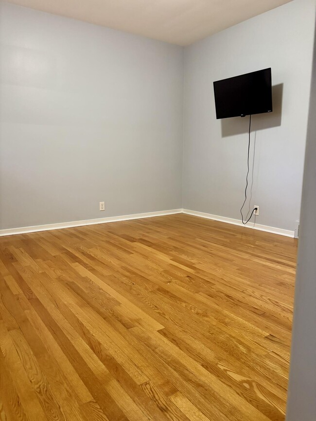 Building Photo - 6493 Thorncrest Dr