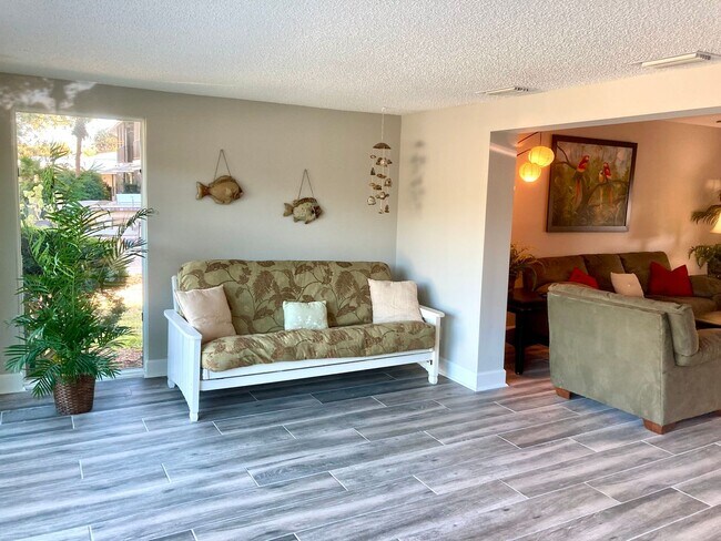 Building Photo - Completely remodeled waterfront condo!