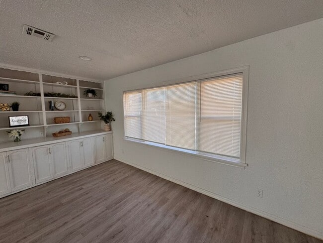 Building Photo - 2 bed 1.5bath  New paint, new flooring, new range, fenced yard!