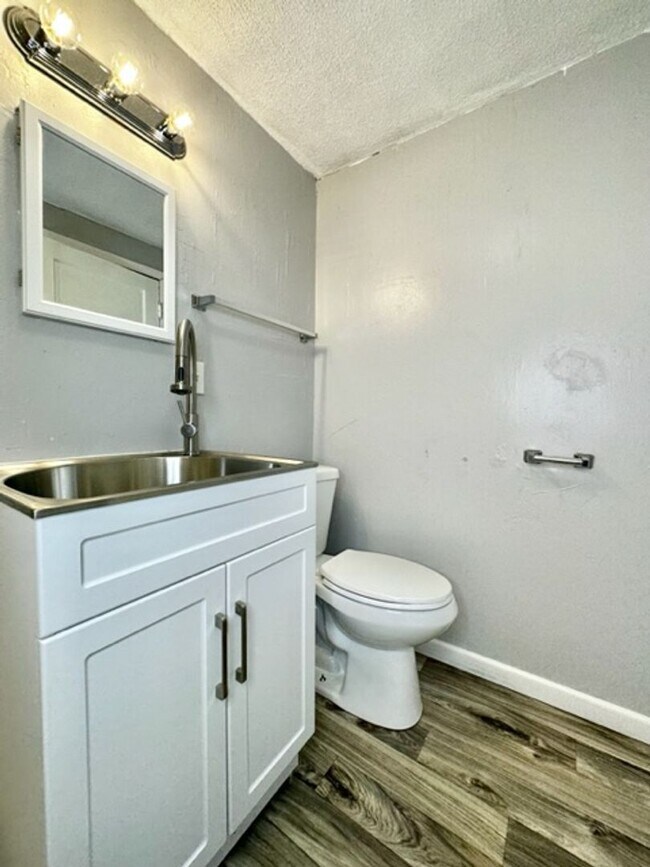 Building Photo - 122 S Van Buren St