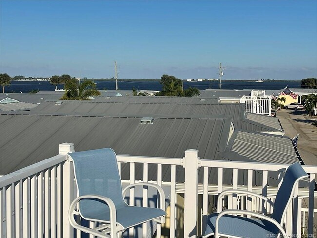 Building Photo - 118 NE Bay Dr