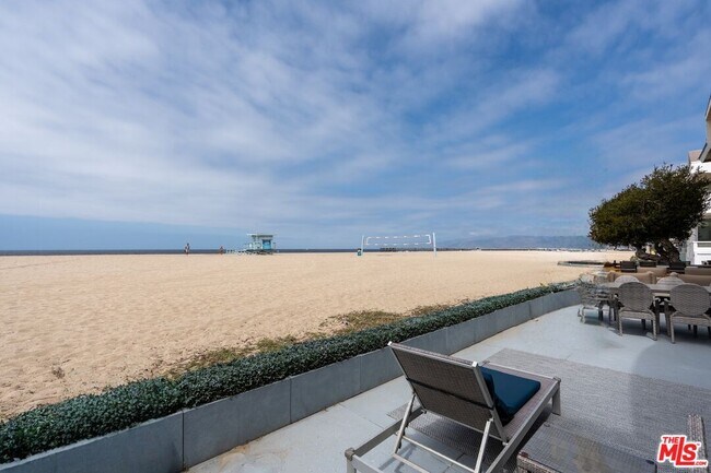 Building Photo - 3806 Ocean Front Walk