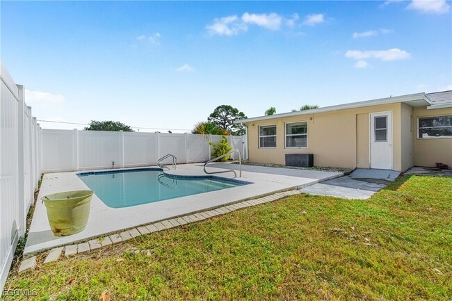 Building Photo - 6004 Deming Ave