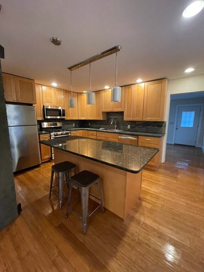 Building Photo - 524 7th Ave