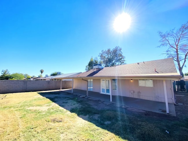 Building Photo - 705 W Nopal Pl