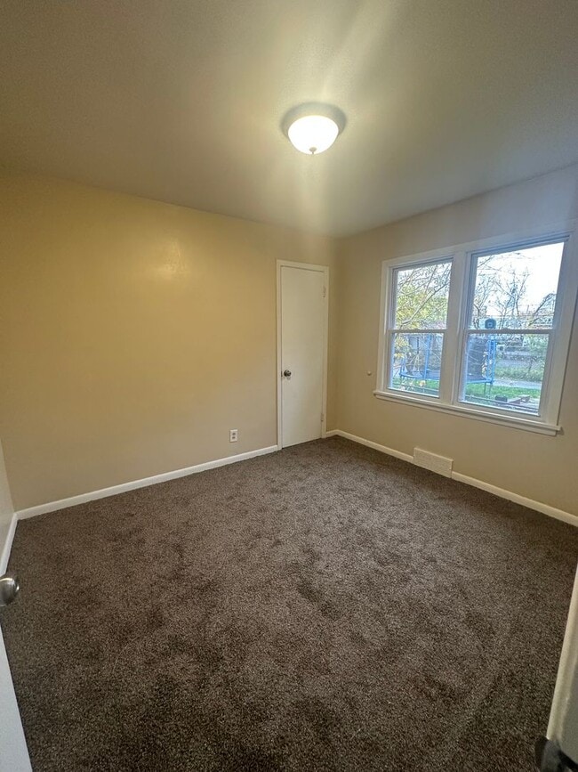 Building Photo - 3bd Single Water/Sewer Included Section 8