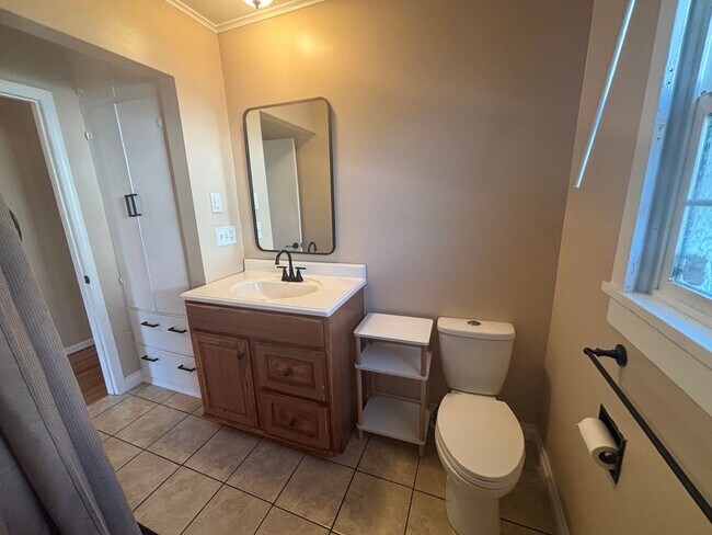 Building Photo - Charming 3 Bedroom 1 Bath single story home, with large yard