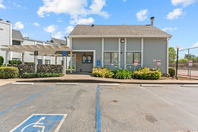 Building Photo - 2 Bedroom 2 Bathroom Condo in Citrus Heights