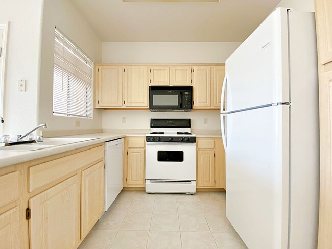 Building Photo - 1 BEDROOM CONDO IN HENDERSON GATED COMMUNITY