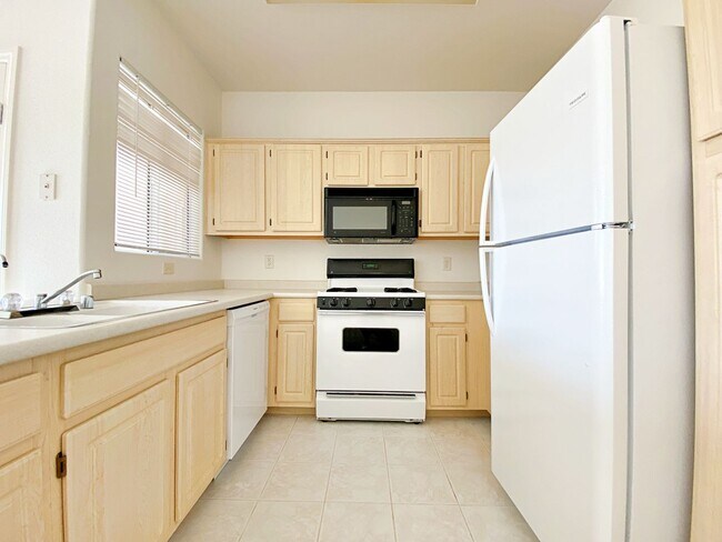 Building Photo - Upstairs 1 Bedroom Upstairs Condo with Mou...