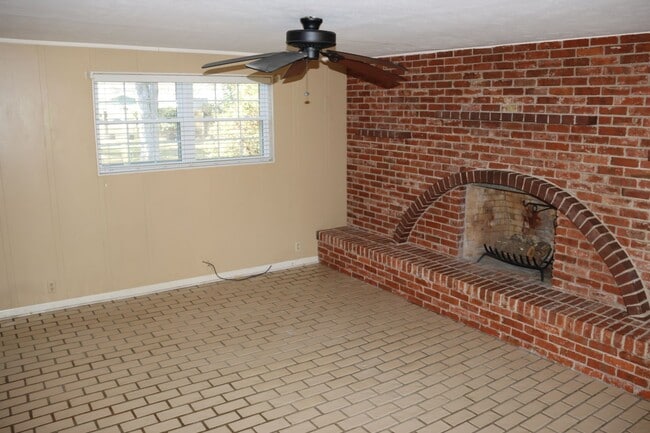 Building Photo - Charming family home in nice neighborhood