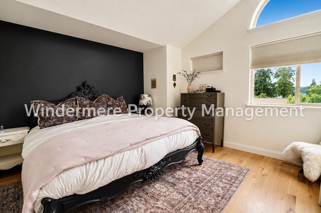 Building Photo - 18508 10th Ave NE