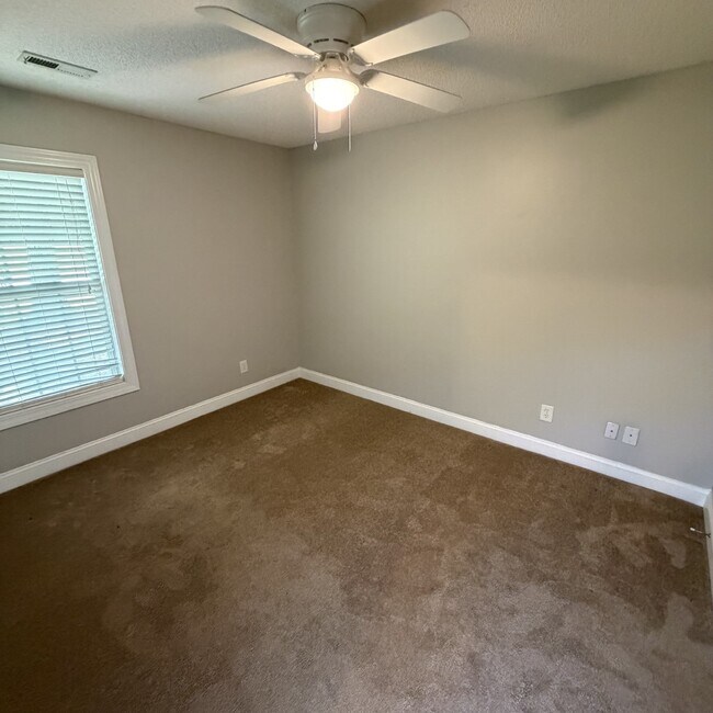 Building Photo - 2552 Saddleback Dr