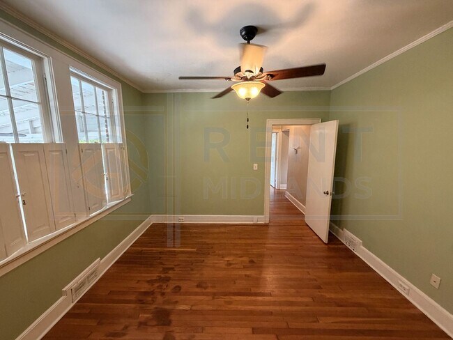 Building Photo - 3925 Rosewood Dr
