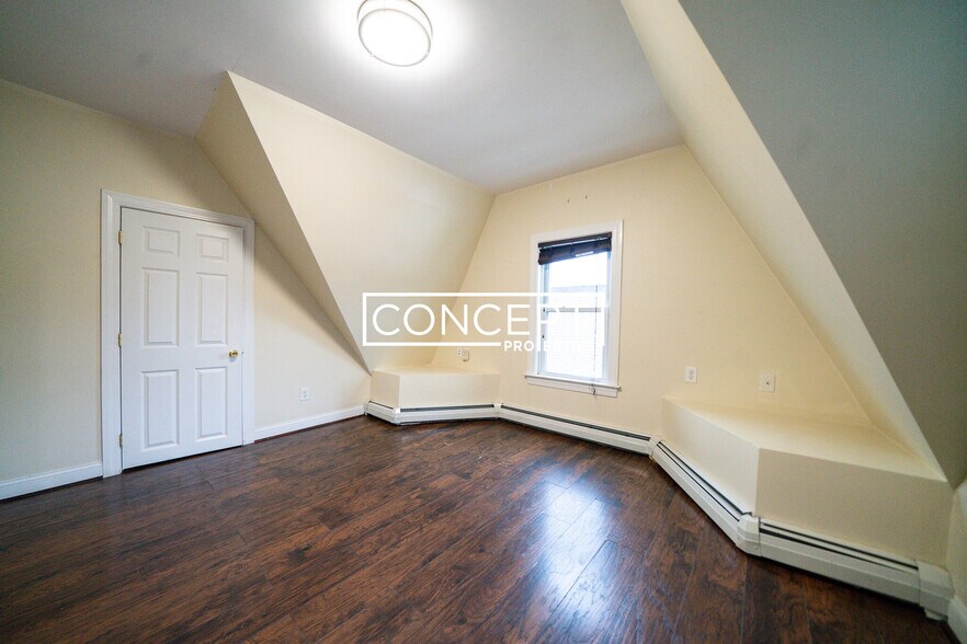 Building Photo - 376 Medford St