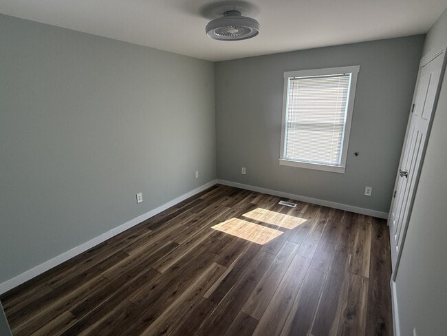 Building Photo - 801 Sunview Dr NW